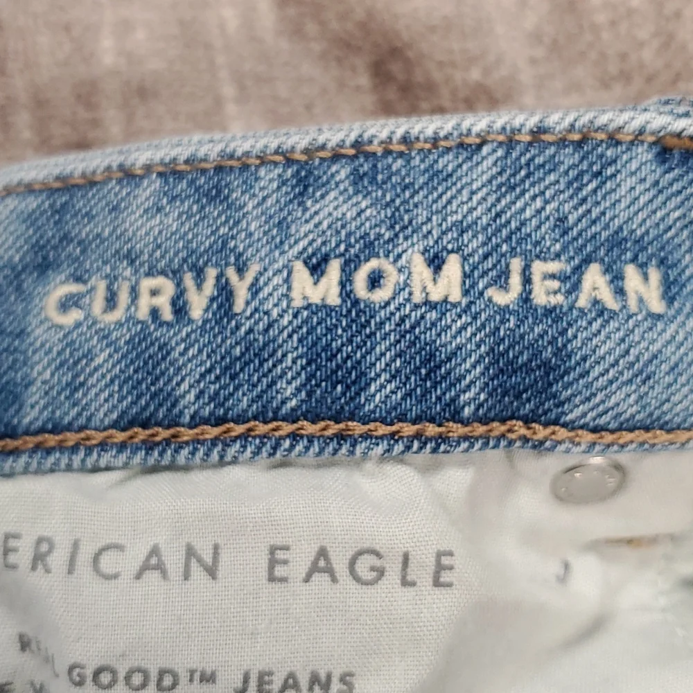 Women's American Eagle Distressed Curvy Mom Jeans - Picture 5 of 6